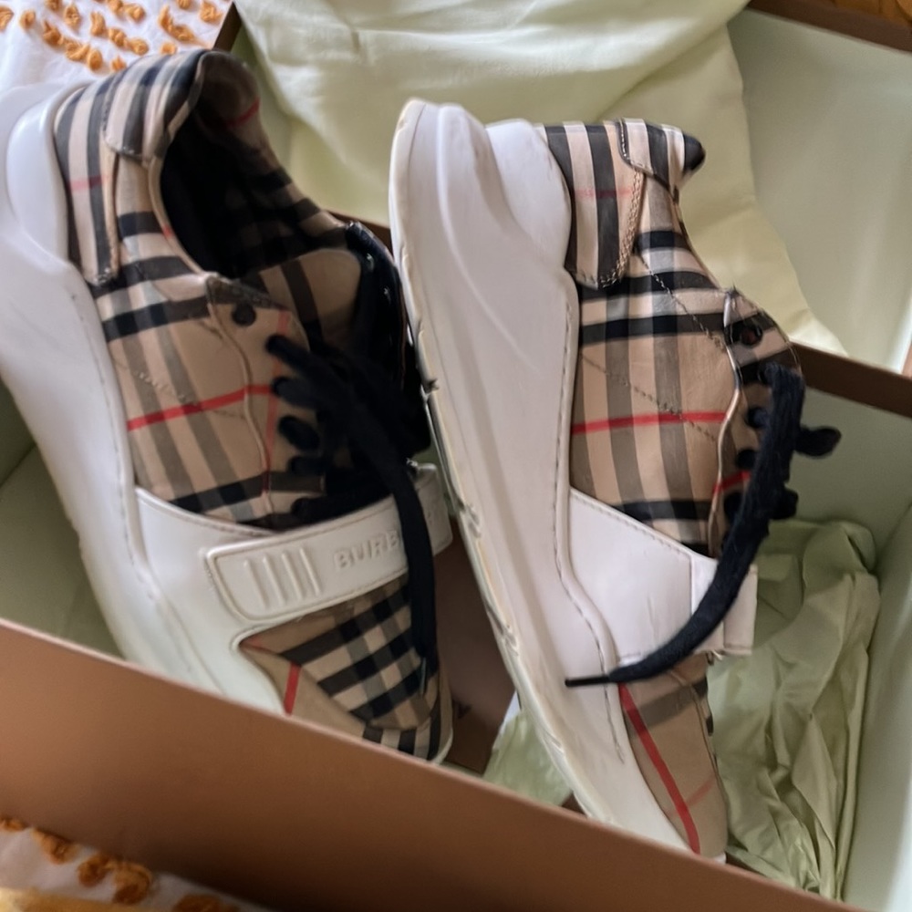Burberry sneakers - Picture 3 of 8